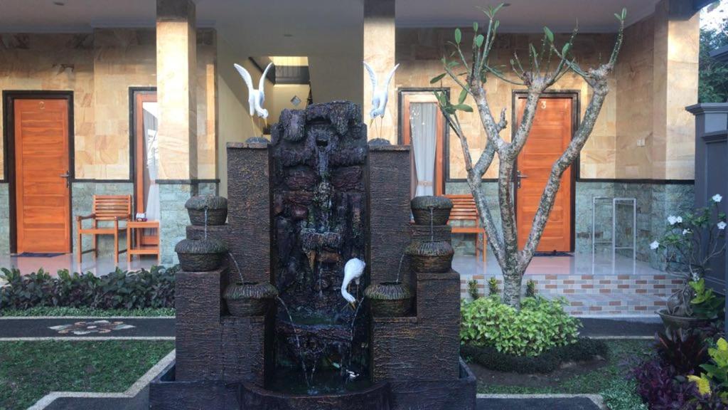Yudis Homestay Toyapakeh Esterno foto